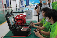 学生操作水下机器人
